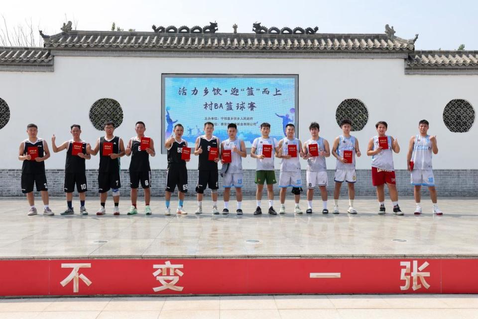 在场上展开, https