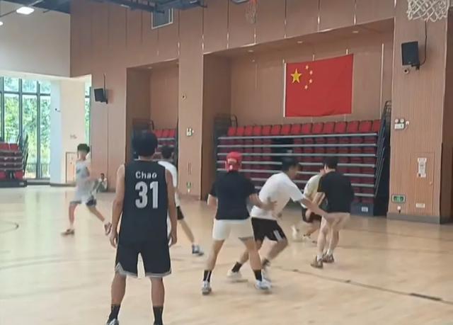 上半身穿了